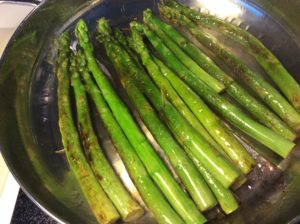 grüner Spargel braten