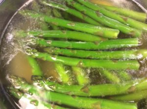 grüner Spargel kochen