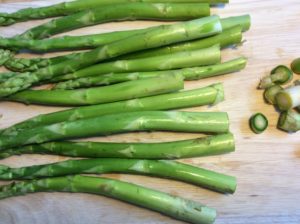 grüner Spargel schälen
