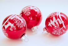 rote Christbaumkugeln